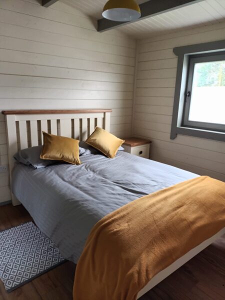 Log home - styled bedroom